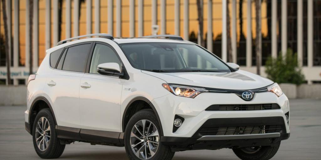 2016-Toyota-Rav4-Hybrid-XLE-front-three-quarter-01